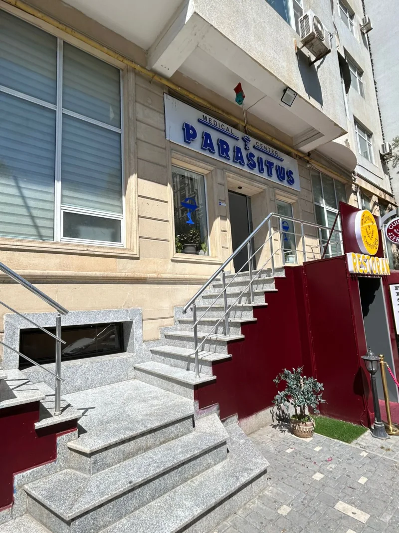 Klinikanın binası, lövhə və giriş pilləkəni